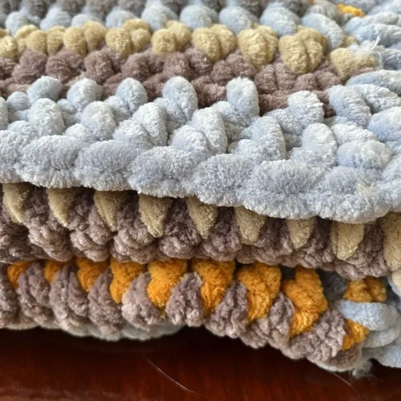 #2970 ‼️1 OF A KIND‼️NEW‼️ Handmade Chunky Chenille Lapghan